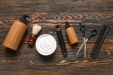 Ahşap arka planda erkek tıraş aksesuarları seti