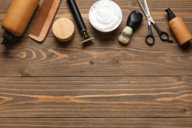 Modern budayıcı ve erkek tıraş aksesuarları ahşap arka planda