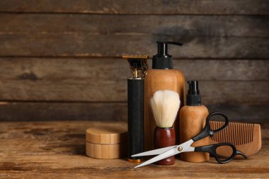 Ahşap arka planda modern budayıcı ile tıraş aksesuarları