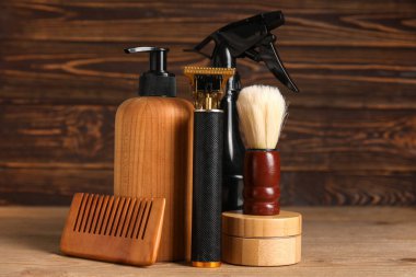 Ahşap arka planda modern budayıcı ile tıraş aksesuarları