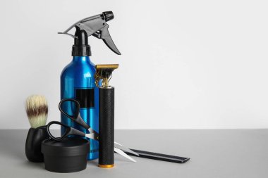 Makas, fırça, şişe ve kozmetik ürünlerin olduğu modern budayıcı