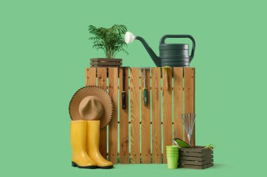 Bahçe malzemeleri ve yeşil arka planda ahşap çitler.