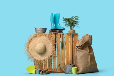 Bahçe malzemeleri ve mavi arka planda ahşap çitler.