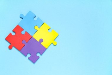 Mavi arka planda renkli yapboz parçaları. Otistik bozukluk kavramı
