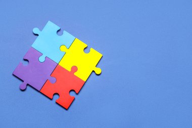 Mavi arka planda renkli yapboz parçaları. Otistik bozukluk kavramı