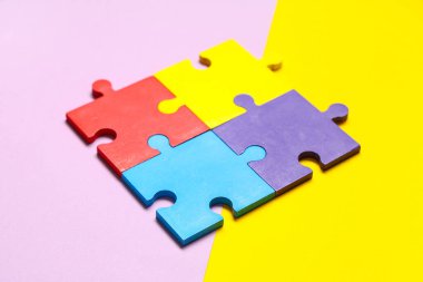 Renkli arka planda renkli yapboz parçaları. Otistik bozukluk kavramı
