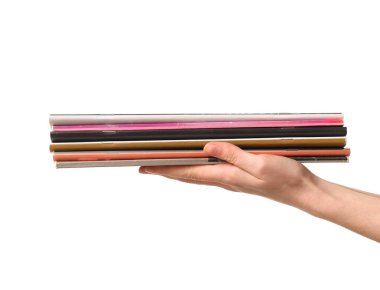 Beyaz arka planda izole edilmiş bir sürü farklı şarjörü olan kadın eli