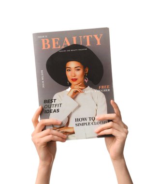 Beyaz arkaplanda şarjörü olan kadın eller