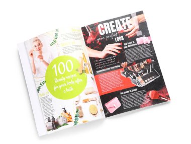 Açık dergi beyaz arkaplan, üst görünümde izole