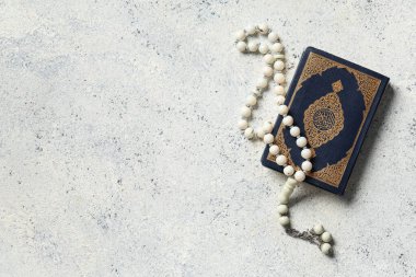 Beyaz grunge arkaplanlı tasbih Kuran. Ramazan kutlaması