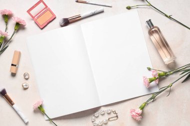 Beyaz grunge arka planında çiçekler, kozmetik ve mücevherler olan boş moda dergisi. Bahar mevsimi konsepti