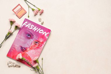 Beyaz grunge arka planında çiçekler, kozmetik ve mücevherler olan moda dergisi. Bahar mevsimi konsepti