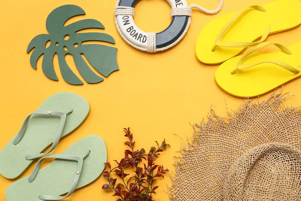 Can simidinden yapılmış çerçeve, parmak arası terlikler ve sarı arka planda hasır şapka. Yaz konsepti