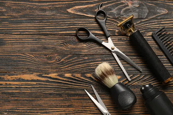Modern budayıcı ve erkek tıraş aksesuarları ahşap arka planda