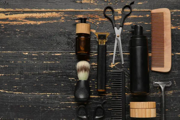 Modern budayıcı ve erkek tıraş aksesuarları koyu ahşap arka planda