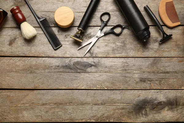 Ahşap arka planda modern budayıcı ile erkek traş aksesuarları