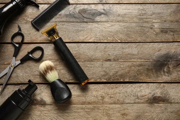 Ahşap arka planda modern budayıcı ile erkek traş aksesuarları