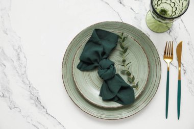 Beyaz arkaplanda okaliptüs dalı olan güzel masa ayarları