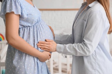 Genç hamile lezbiyen çift yatak odasında.