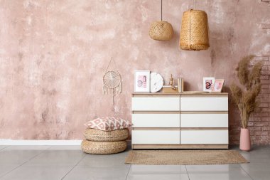 Grunge mercan duvarının yanında kitap ve çerçevelerle süslü bir sandık.