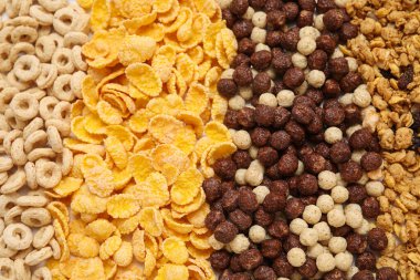 Farklı lezzetli dağınık mısır gevrekleri arka plan olarak, yakın plan