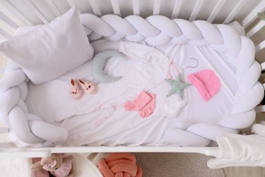 Bebek giysisi, aksesuarları beşikte, üst manzara.