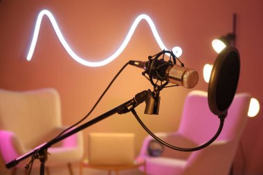 Profesyonel mikrofon kayıt stüdyosunda, yakın plan.