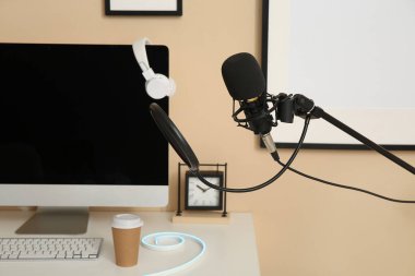 Profesyonel mikrofon kayıt stüdyosunda, yakın plan.