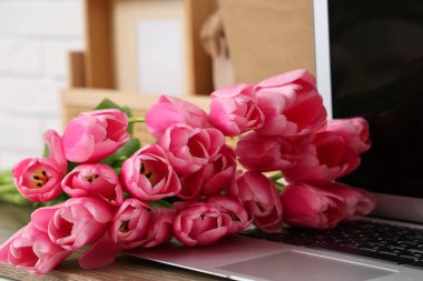 Bir buket güzel lale çiçekli modern dizüstü bilgisayar, yakın plan.