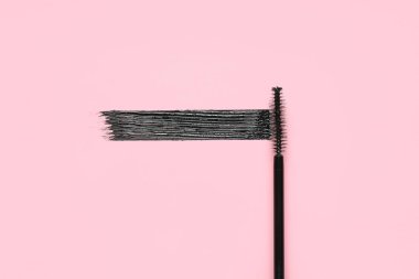 Pembe arkaplanda siyah rimel fırçası
