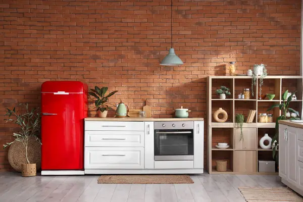 Buzdolabı, fırın ve raf üniteli şık bir mutfak.