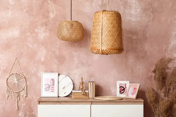 Grunge mercan duvarının yanında kitap ve çerçevelerle süslü bir sandık.