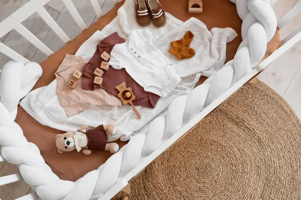 Mesajlı Küpler My Girl, bebek kıyafetleri ve oyuncaklar beşikte, üst görünüm