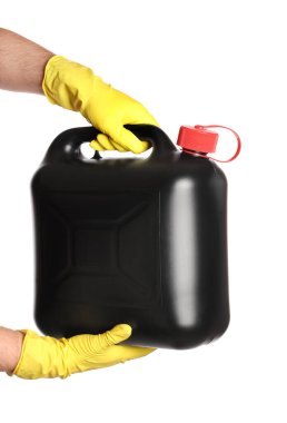 Erkek eller beyaz arka planda teneke kutu tutuyor.