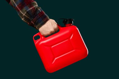 Yeşil arka planda erkek el kutusunu tutuyor.