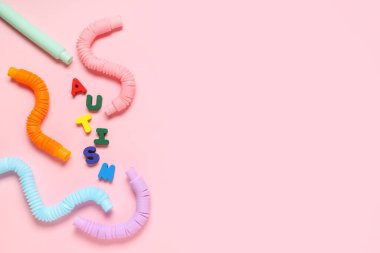 Pembe arka planda renkli pop tüplü Kelime AUTISM