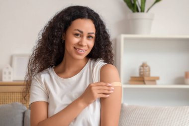 Genç Afro-Amerikalı kadın. Aşıdan sonra evde tedavi görüyor.