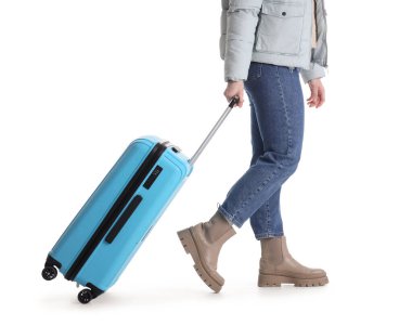 Bavullu kadın turist beyaz arka planda yürüyor.