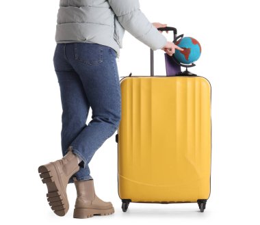 Beyaz arka planda bavulu ve küresi olan kadın turist.