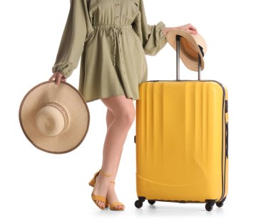 Beyaz arka planda bavulu ve şapkası olan kadın turist.