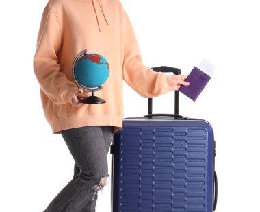 Beyaz arka planda pasaportu ve bavulu olan kadın turist.