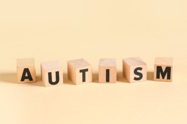 Kelime AUTISM bej arka planda ahşap küplerden yapılır