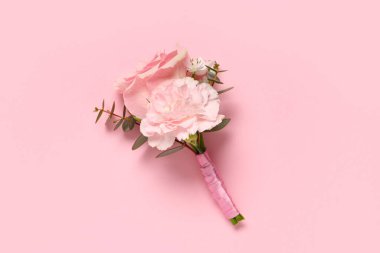 Pembe arka planda güzel bir yaka çiçeği