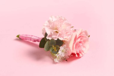 Pembe arka planda güzel bir yaka çiçeği