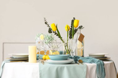 Güzel lale çiçekleri ve hafif yemek odasında mumlar olan zarif bir masa.