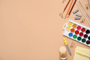 Bej arka planda okul kırtasiyesi seti