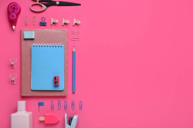 Pembe arka planda okul kırtasiyesi seti