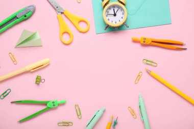 Pembe arka planda okul kırtasiyesinden yapılmış çerçeve