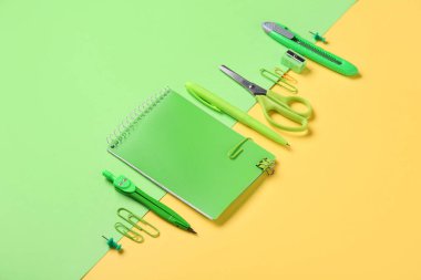Yeşil ve sarı arkaplan üzerine okul kırtasiyesi