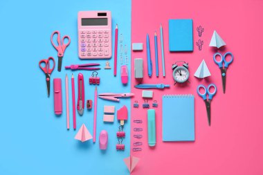 Mavi ve pembe arkaplanda alarm saati olan okul kırtasiyesi